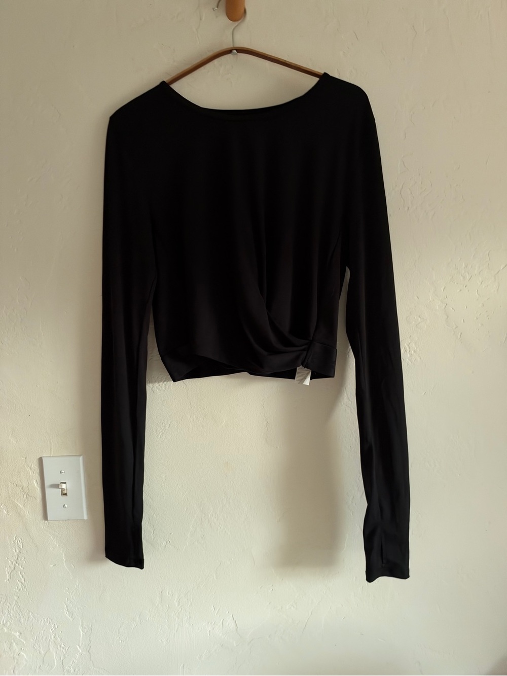Fabletics Black Long-Sleeve Twist-Hem gym Top